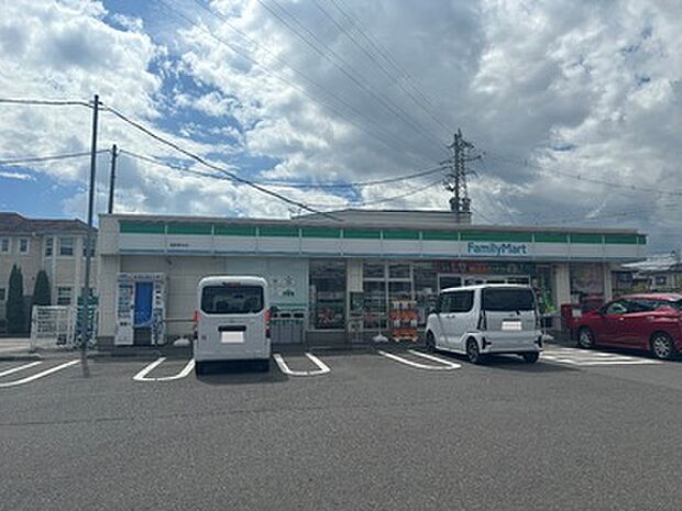 ファミリーマート福島笹谷店まで徒歩6分（450m）ちょっとした買い足しはもちろん、公共料金の支払いや宅配の受け取りなども身近で完結。忙しい毎日に、時間のゆとりを生み出してくれます。