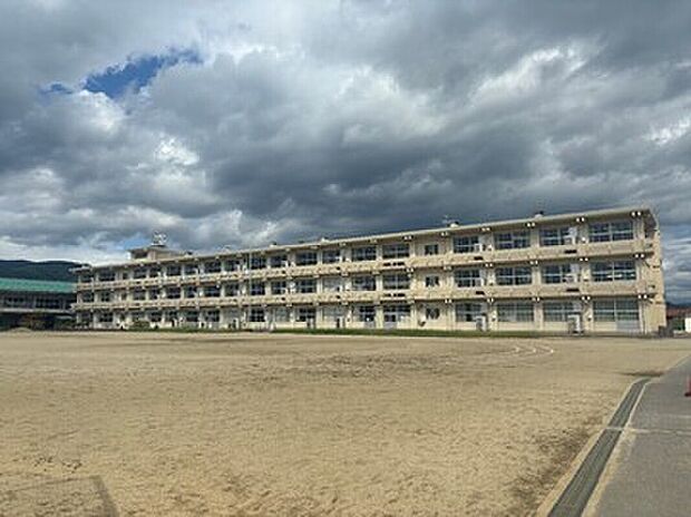 福島市立笹谷小学校 (約950m)