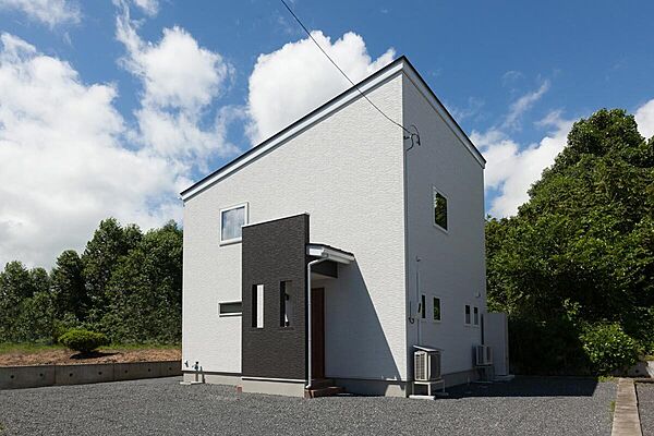 白とグレーのモダンスタイルの外観です。