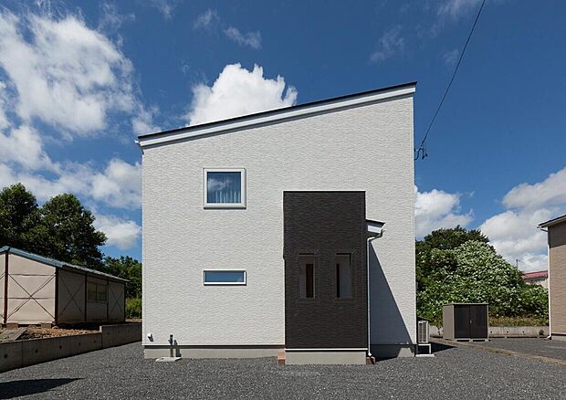 【外観】白とグレーがモダンでスタイリッシュな外観