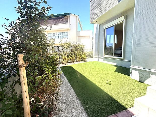 1号棟　庭　植栽と人工芝が設置されたお庭はお子様の遊び場にピッタリです。