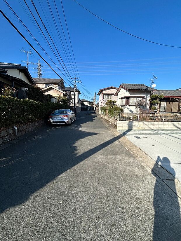 交通量の少ない前面道路です。