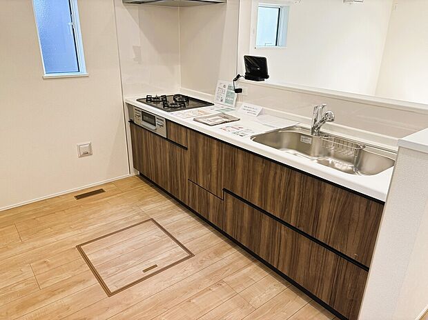 【キッチン】人気のカウンターキッチン。収納豊富。