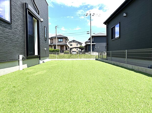 【庭】広々としたお庭はお子様の遊び場にピッタリです。人工芝設置済で雑草対策はバッチリです。