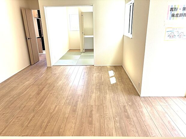 【2号棟LDK】和室と続き間のLDKです。和室と合わせて約21帖の開放的な空間です。