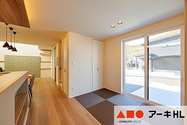 【【B号地】多目的に使える畳コーナー！】【B号地】畳コーナーで遊ぶお子様がキッチンから見守ることができます♪