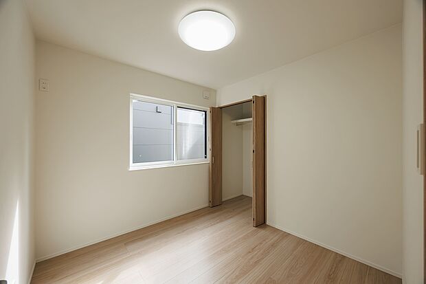 【【 洋室 】】洋室各2部屋にもしっかり収納スペースを設けましたので、お部屋をスッキリご利用いただけます。