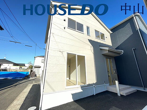 \堂々とした佇まいの新築戸建/
洗練された外観デザインが街並みに映える一邸。住まうご家族の誇りとなる、美しさと安心感を兼ね備えた住まいです。