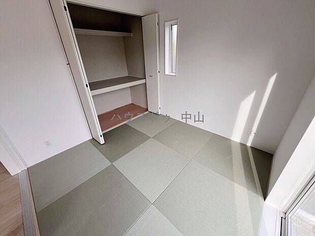 ＼暮らしにゆとりをもたらす和の空間／
客間や寝室、お子さまの遊び場、在宅ワークにも活躍する万能な和室。落ち着きある空間として使いやすく、暮らしの幅を広げてくれます。