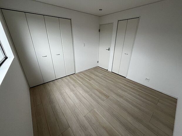 【＼心安らぐ主寝室／】ゆとりある広さで、ベッドや家具の配置も自在。落ち着いた空間設計が、一日の疲れをやさしく癒し、上質な眠りへと導きます。