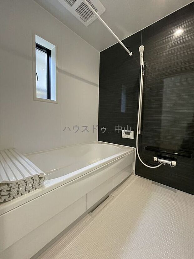 【＼一日の疲れを癒すバスルーム／】ゆったりとくつろげる浴室空間。清潔感のあるデザインと快適な設備で、毎日のバスタイムを心地よいひとときに。