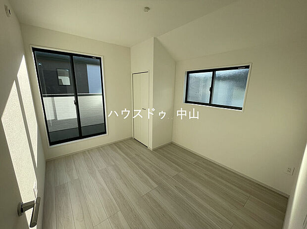 【＼家族の成長に寄り添う2階洋室4.8帖／】子ども部屋やワークスペースなど用途自在。収納もしっかり確保され、すっきりと使える快適なプライベート空間です。