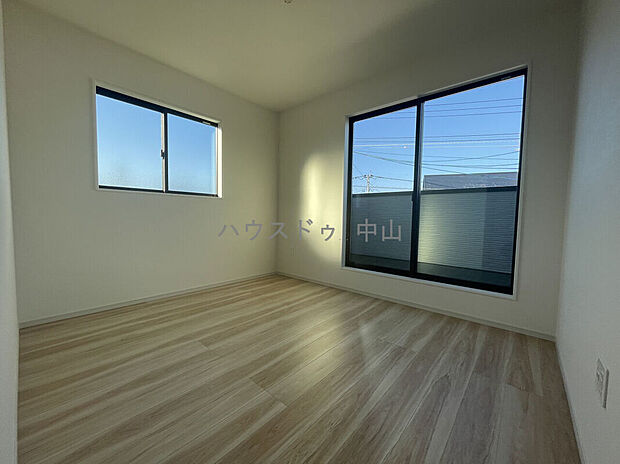 【＼家族の成長に寄り添う2階洋室7.8帖／】子ども部屋やワークスペースなど用途自在。収納もしっかり確保され、すっきりと使える快適なプライベート空間です。
