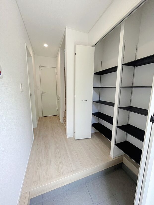 【＼ゆとりある玄関収納スペース／】家族分の靴はもちろん、傘やベビーカー、アウトドア用品までしっかり収納可能。散らかりがちな玄関をすっきり保ち、毎日の出入りを快適にサポートします
