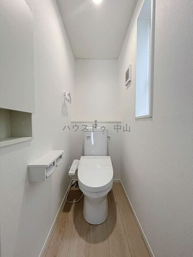 【＼清潔感あふれる洗浄便座付きトイレ／】1階に配置された使いやすい設計。快適な機能性と落ち着いた空間で、毎日の暮らしをさりげなく支えます。
