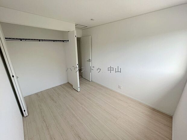 【＼多用途に使える2階洋室／】子ども部屋や書斎、趣味の空間としても活躍。採光にも配慮された明るい室内で、ライフスタイルに合わせて柔軟に使えます。
