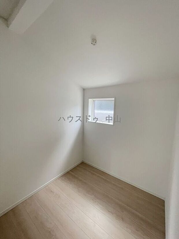 【＼あると嬉しい便利な納戸／】季節物や大型家電、アウトドア用品までしっかり収納。住空間をすっきり保てる、暮らしにゆとりをもたらす収納スペースです。
