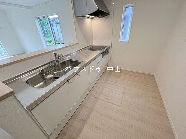 【＼家族との会話が弾むキッチン／】リビングを見渡せる開放的な設計で、料理中も安心。収納力も備え、毎日の家事が快適になる使いやすい空間です。