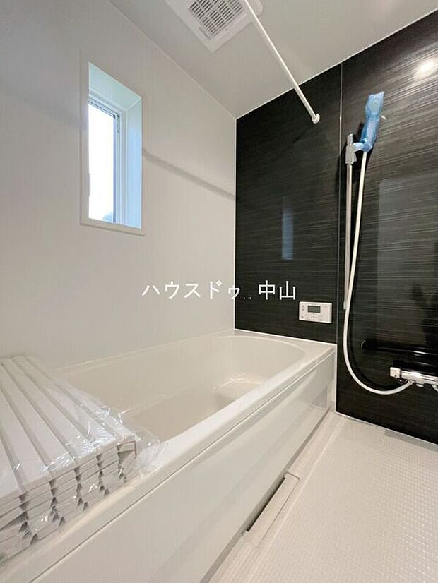 【＼一日の疲れを癒すバスルーム／】ゆったりとくつろげる浴室空間。清潔感のあるデザインと快適な設備で、毎日のバスタイムを心地よいひとときに。