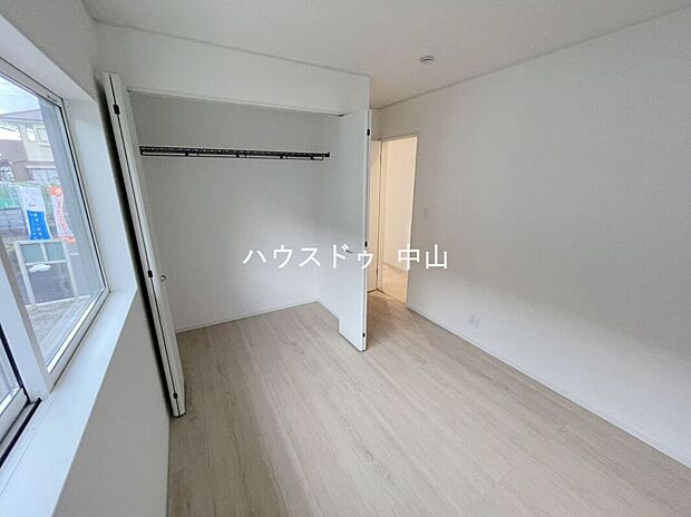【＼多用途に使える洋室／】子ども部屋や書斎、趣味の空間としても活躍。採光にも配慮された明るい室内で、ライフスタイルに合わせて柔軟に使えます。
