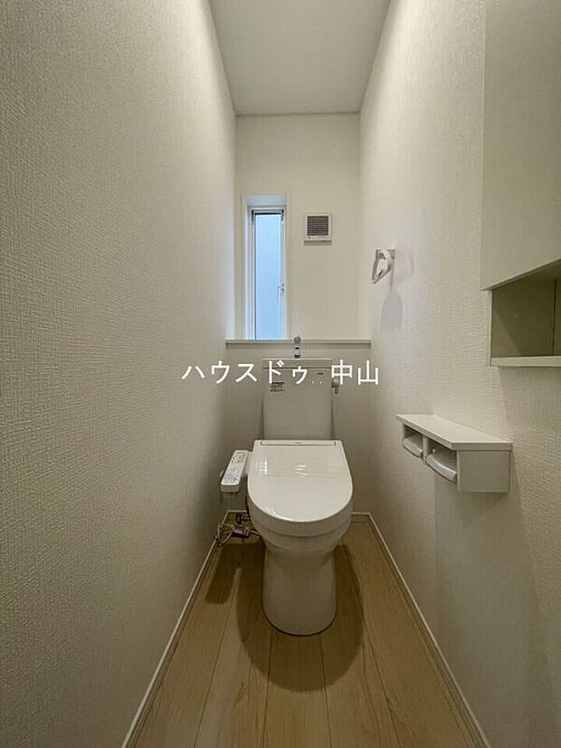 【＼清潔感あふれる洗浄便座付きトイレ／】1階に配置された使いやすい設計。快適な機能性と落ち着いた空間で、毎日の暮らしをさりげなく支えます。
