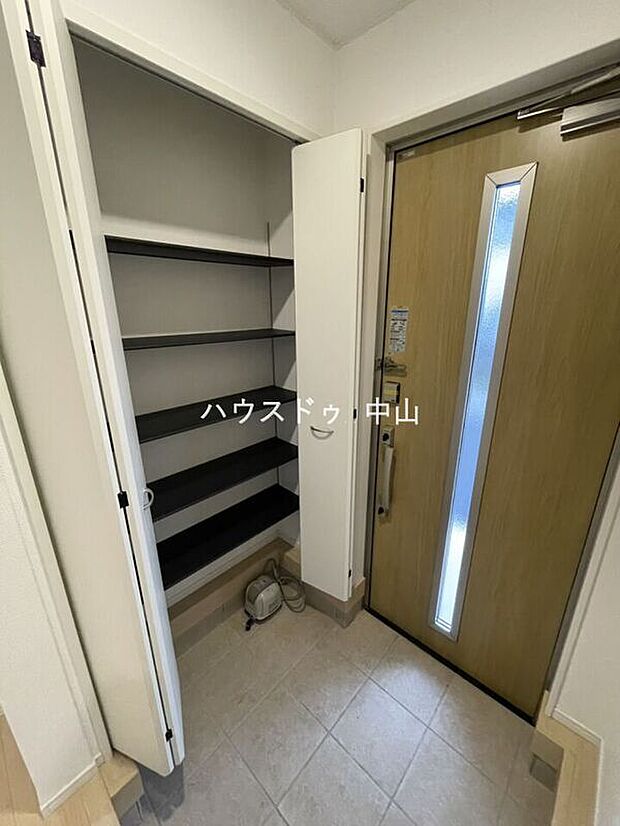 【＼ゆとりある玄関収納スペース／】家族分の靴はもちろん、傘やベビーカー、アウトドア用品までしっかり収納可能。散らかりがちな玄関をすっきり保ち、毎日の出入りを快適にサポートします
