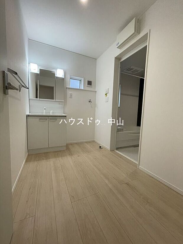 【＼清潔感あふれる洗面空間／】ゆとりある洗面室は、朝の身支度もスムーズ。収納もしっかり確保され、毎日を快適にサポートする使い勝手の良い空間です。
