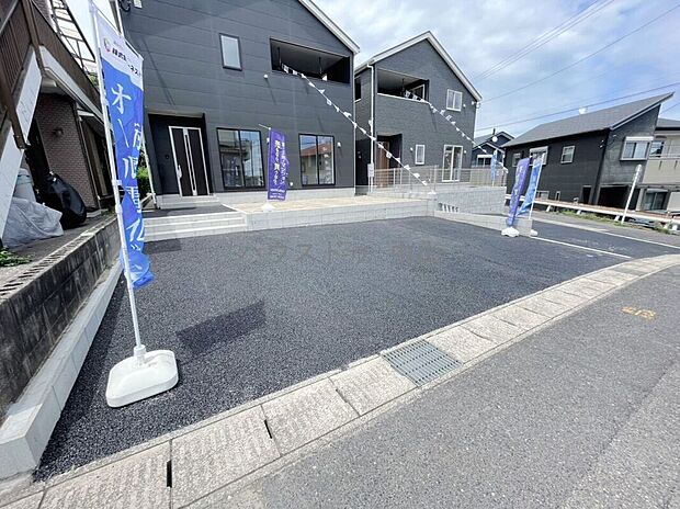 【＼ゆとりの駐車スペース4台分／】ご家族それぞれの車はもちろん、来客時も安心の広さ。日々の通勤やお出かけもスムーズな、使い勝手の良い駐車場です。



