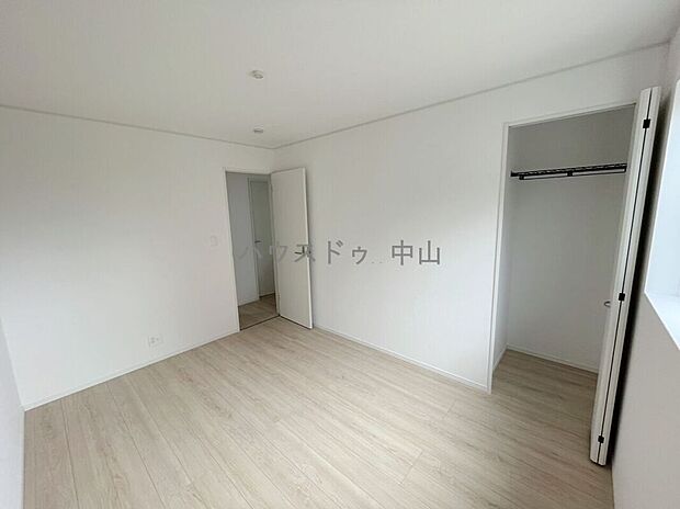 【＼多用途に使える2階洋室／】子ども部屋や書斎、趣味の空間としても活躍。採光にも配慮された明るい室内で、ライフスタイルに合わせて柔軟に使えます。
