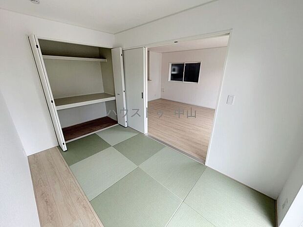 【＼暮らしにゆとりをもたらす和の空間／】客間や寝室、お子さまの遊び場、在宅ワークにも活躍する万能な和室。落ち着きある空間として使いやすく、暮らしの幅を広げてくれます。
