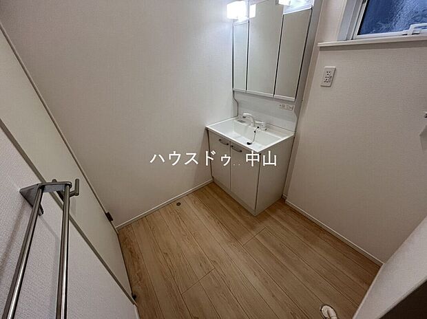 【＼清潔感あふれる洗面空間／】ゆとりある洗面室は、朝の身支度もスムーズ。収納もしっかり確保され、毎日を快適にサポートする使い勝手の良い空間です。
