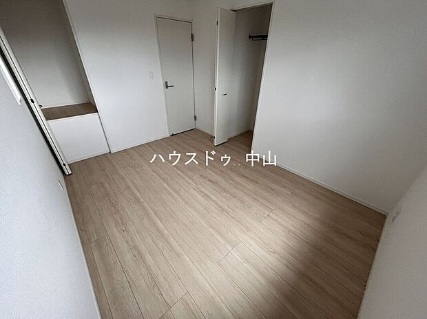 【 ＼暮らしにフィットする洋室／】プライベート空間としてゆったり使える一室。ベッドやデスクも置きやすい間取りで、将来の使い方にも柔軟に対応できます。

