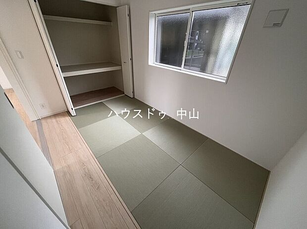【＼暮らしにゆとりをもたらす和の空間／】客間や寝室、お子さまの遊び場、在宅ワークにも活躍する万能な和室。落ち着きある空間として使いやすく、暮らしの幅を広げてくれます。
