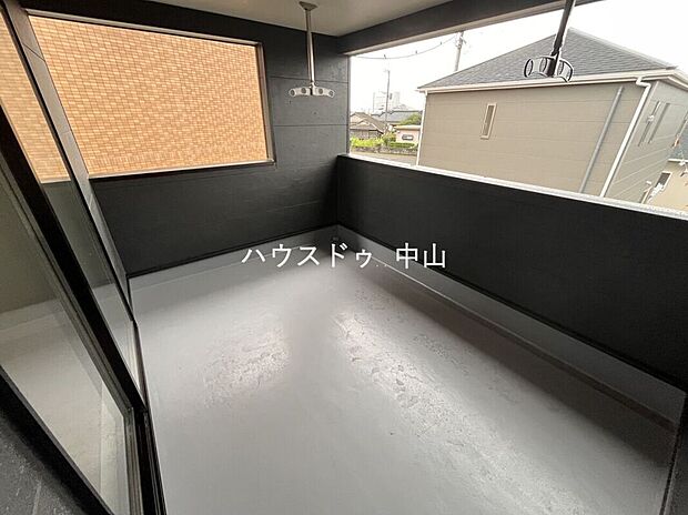 【 ＼開放感あふれるバルコニー／】陽当たりの良いスペースで洗濯物も快適に乾燥。ちょっとした気分転換やガーデニングも楽しめる、暮らしにゆとりを添える空間です
