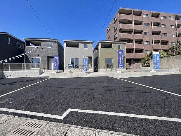 【＼ゆとりの駐車スペース2台分／】ご家族それぞれの車はもちろん、来客時も安心の広さ。日々の通勤やお出かけもスムーズな、使い勝手の良い駐車場です。



