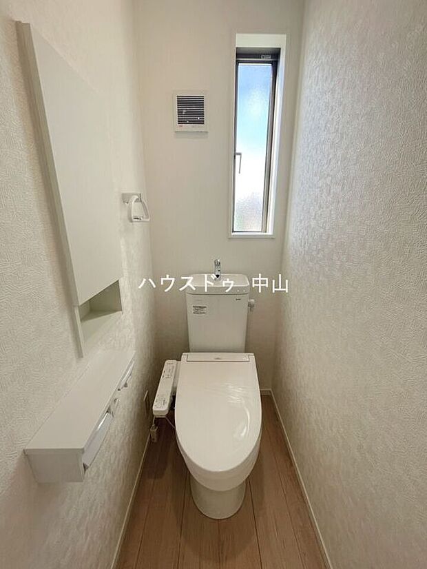 【＼2階にも快適な洗浄便座付きトイレ／】朝の忙しい時間帯も混み合いにくく、使い勝手の良い設計。清潔感のある空間で、毎日の暮らしをより快適に支えます。
