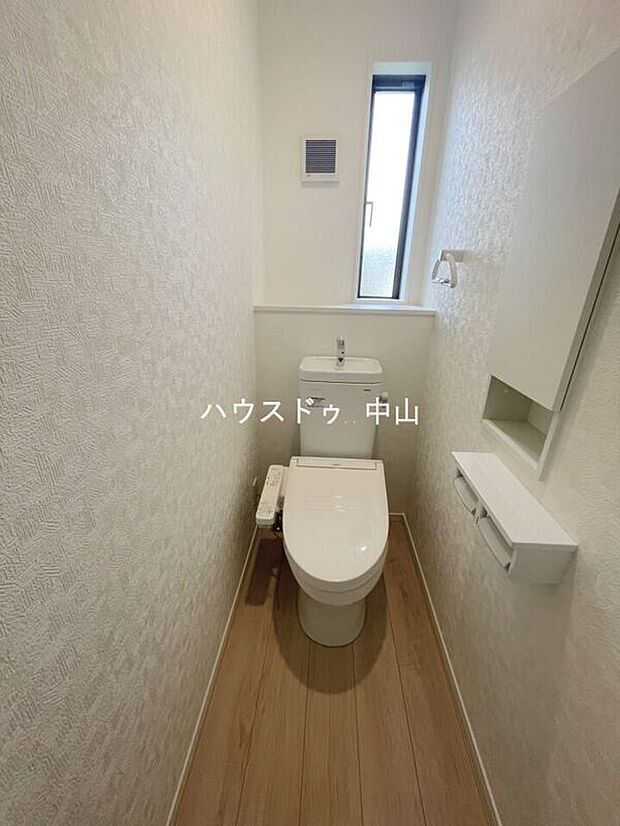 【＼清潔感あふれる洗浄便座付きトイレ／】1階に配置された使いやすい設計。快適な機能性と落ち着いた空間で、毎日の暮らしをさりげなく支えます。
