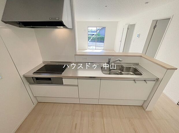 【＼家族との会話が弾むキッチン／】リビングを見渡せる開放的な設計で、料理中も安心。収納力も備え、毎日の家事が快適になる使いやすい空間です。
