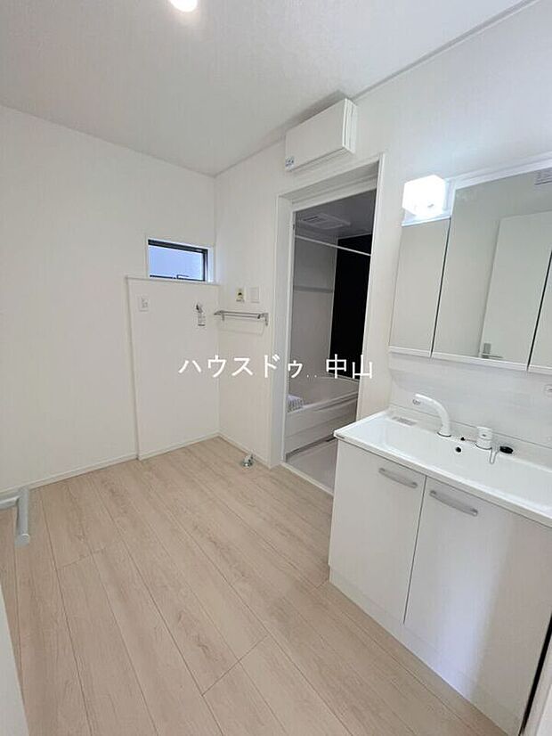 【＼清潔感あふれる洗面空間／】ゆとりある洗面室は、朝の身支度もスムーズ。収納もしっかり確保され、毎日を快適にサポートする使い勝手の良い空間です。
