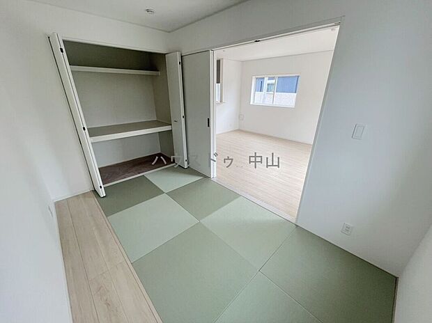 【\暮らしにゆとりをもたらす和の空間/】客間や寝室、お子さまの遊び場、在宅ワークにも活躍する万能な和室。落ち着きある空間として使いやすく、暮らしの幅を広げてくれます。