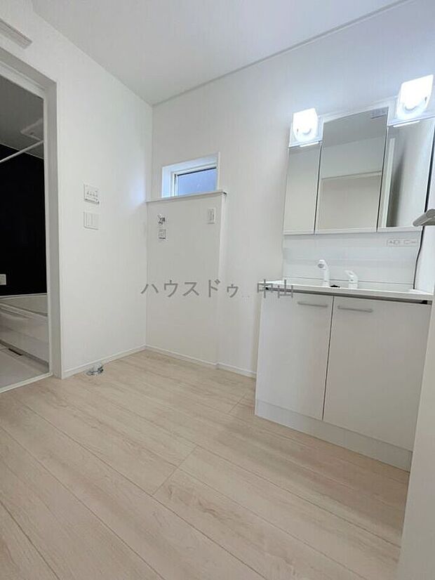 【\清潔感あふれる洗面空間/】ゆとりある洗面室は、朝の身支度もスムーズ。収納もしっかり確保され、毎日を快適にサポートする使い勝手の良い空間です。