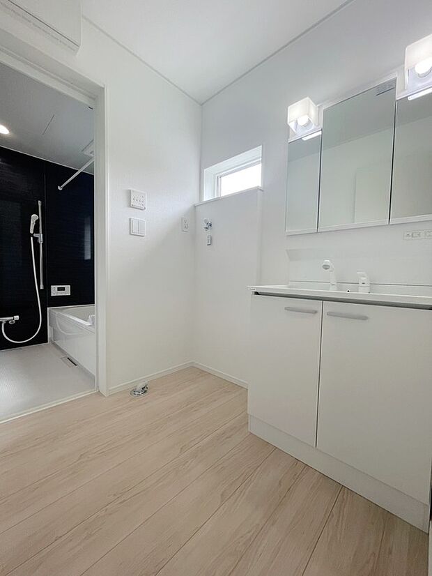 【\清潔感あふれる洗面空間/】ゆとりある洗面室は、朝の身支度もスムーズ。収納もしっかり確保され、毎日を快適にサポートする使い勝手の良い空間です。