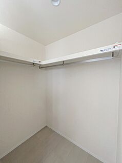 ＼たっぷり収納できるウォークインクローゼット／