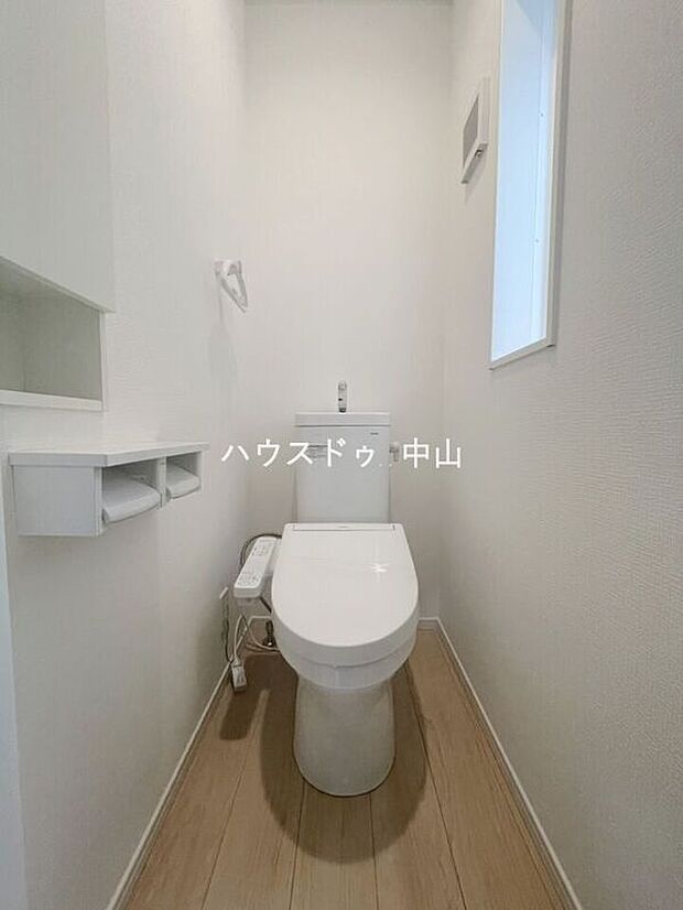 【\清潔感あふれる洗浄便座付きトイレ/】1階に配置された使いやすい設計。快適な機能性と落ち着いた空間で、毎日の暮らしをさりげなく支えます。