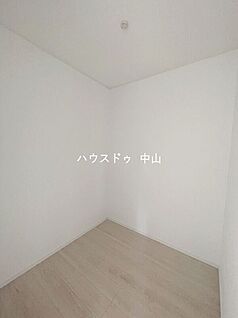 ＼たっぷり収納できるウォークインクローゼット／