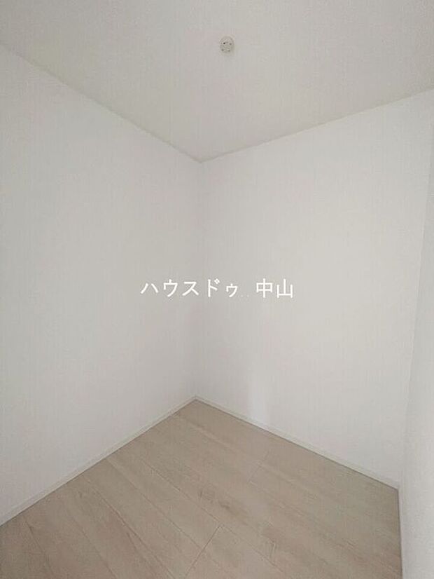 【\たっぷり収納できるウォークインクローゼット/】衣類や季節物もすっきり収まる大容量設計。整理整頓がしやすく、毎日のコーディネートも快適に楽しめます。
