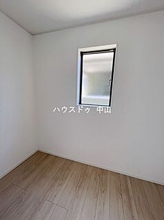 ＼たっぷり収納できるウォークインクローゼット／