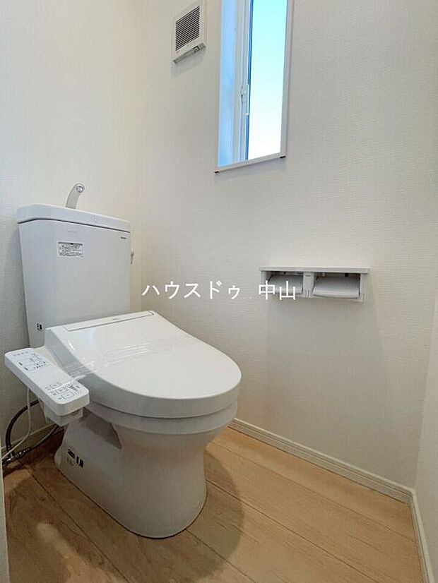 【\清潔感あふれる洗浄便座付きトイレ/】1階に配置された使いやすい設計。快適な機能性と落ち着いた空間で、毎日の暮らしをさりげなく支えます。