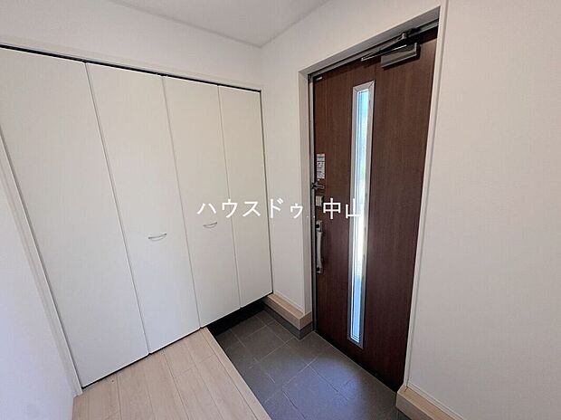 【\ゆとりある玄関収納スペース/】家族分の靴はもちろん、傘やベビーカー、アウトドア用品までしっかり収納可能。散らかりがちな玄関をすっきり保ち、毎日の出入りを快適にサポートします