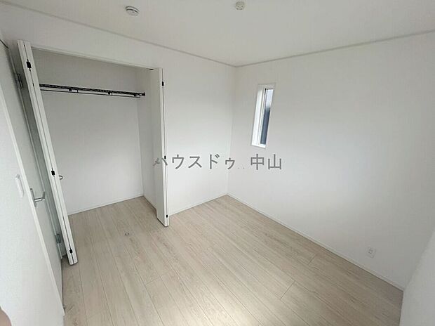 【 ＼暮らしにフィットする2階洋室／】プライベート空間としてゆったり使える一室。ベッドやデスクも置きやすい間取りで、将来の使い方にも柔軟に対応できます。
